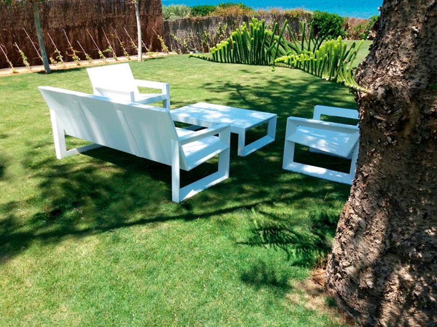 sofa y mesa blanca jardin