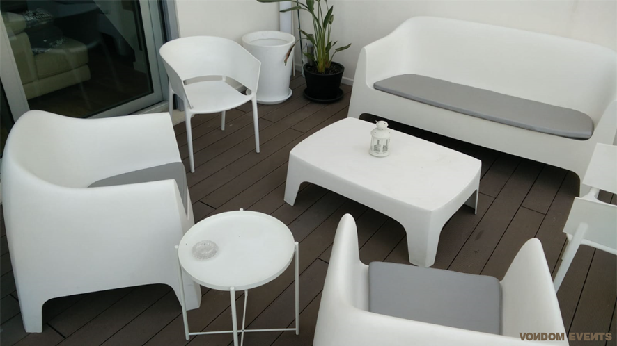 mesa y sillas blancas terraza